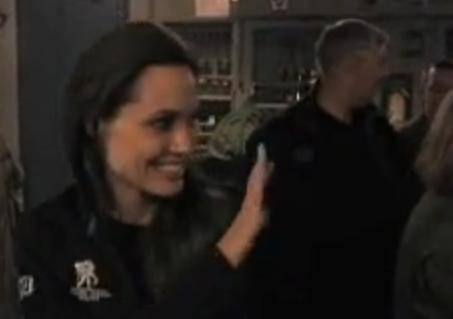 Angelina Jolie visita soldados na Alemanha