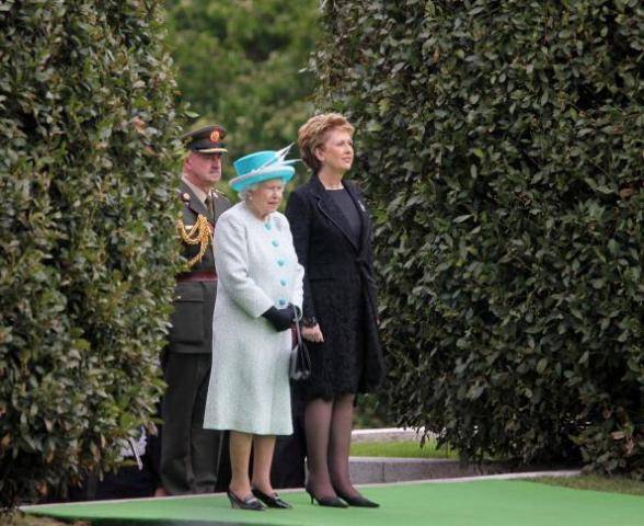 Elizabeth II em cerimônia na Irlanda
