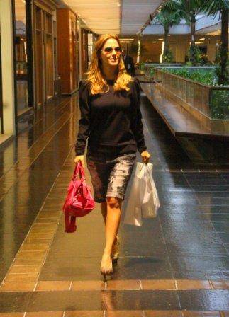 Com novo look, Guilhermina faz compras