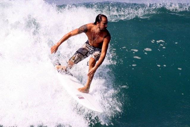 FOTO: Paulinho Vilhena surfa no Rio