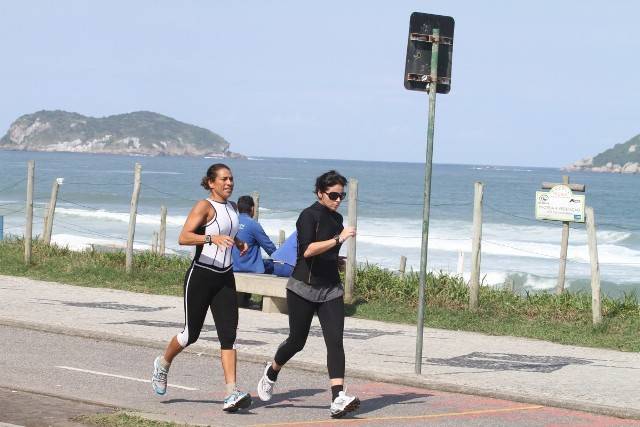 Giovanna Antonelli corre pela orla da Barra