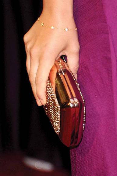 COMBINAÇÃO: A clutch dourada Roger Vivier...