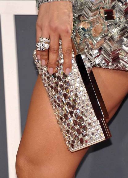 ESPELHO MEU: Anéis de ouro branco, diamantes, ônix e esmeraldas Cartier e clutch de couro macio adornado com cristais Moonlight, Daniel Swarovski