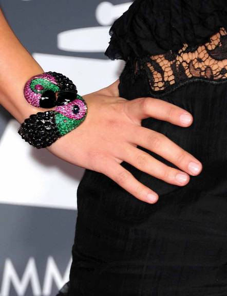 ESTRELA DA NOITE: Bracelete com 200 quilates de diamantes negros, safiras, rubis e esmeraldas Lorraine Schwartz
