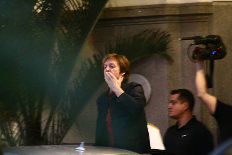 Paul McCartney deixa hotel no RJ