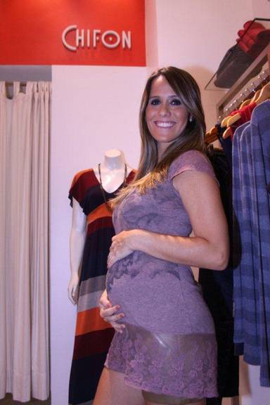 Fernanda Pontes exibe barrigão