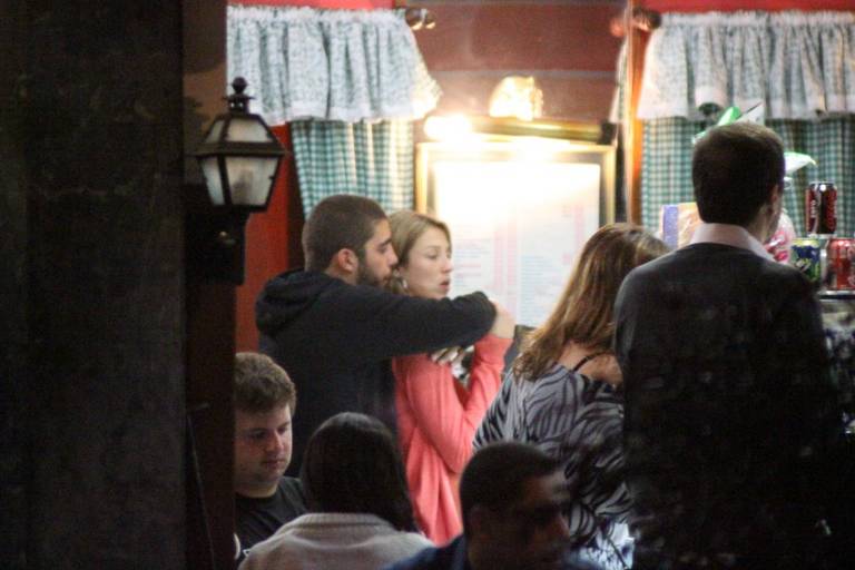 Luana Piovani passeia com o namorado