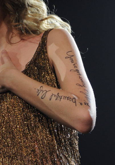 Taylor Swift surge com frase no braço