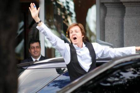 McCartney deixa hotel rumo ao Engenhão