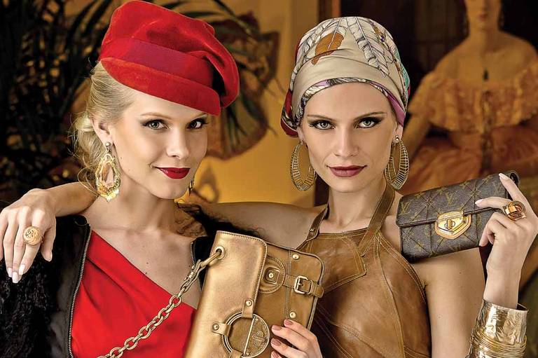 À direita, brinco de ouro amarelo CAROL KAUFFMANN, 11 3073-1124 (carolkauffmann.com.br); lenço de seda VERSACE, 11 3088-8602 (versace.com); vestido de couro natural pespontado SAMUEL CIRNANSCK, 11 3891-1733 (samuelcirnansck.com.br); carteira de couro LOUI