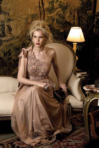 Brincos de brilhantes com pérola MOMUSSK, 11 3284-2327 (momussk.com.br); clutch de couro GUCCI, 11 3097-8655 (gucci.com); vestido de tule de seda com aplicações de seda e cristais AUDIFAX, 82 3231-1494 (audifax.com.br); anel de ouro amarelo com brilhante
