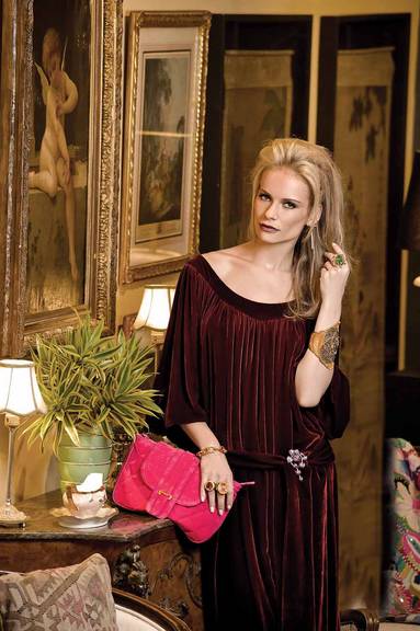 Brinco de ouro com brilhantes LEILAH COSTA, 21 7812-6173 (leilahcostadesigner.com.br); broche de brilhantes e safiras rosa SARA JOIAS, 11 3081-8125 (sarajoias.com); vestido de veludo de seda WALTER RODRIGUES, 11 3081-3568 (wr-walterrodrigues.blogspot.com)