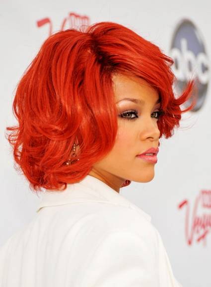 Do curto negro ao longo vermelho. Confira os looks de Rihanna!