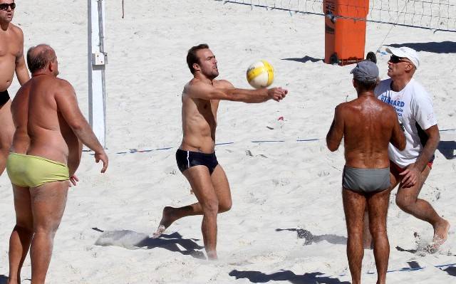 FOTO: Roger Flores joga futvôlei no Rio