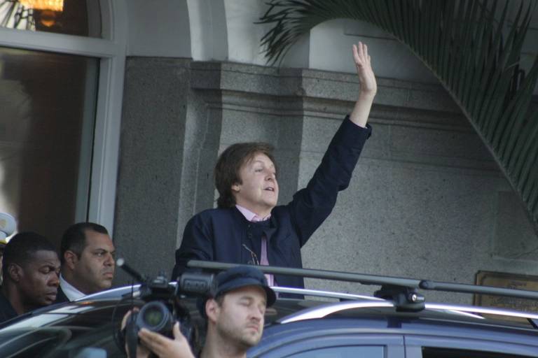 FOTO: Paul McCartney deixa hotel no RJ