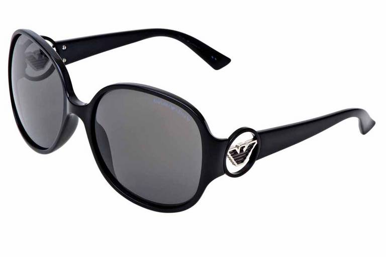 Darkness: De acetato com logo de metal nas hastes e lentes cinza-escuro FOTOTICA 0300 106-8422 [fototica.com.br]