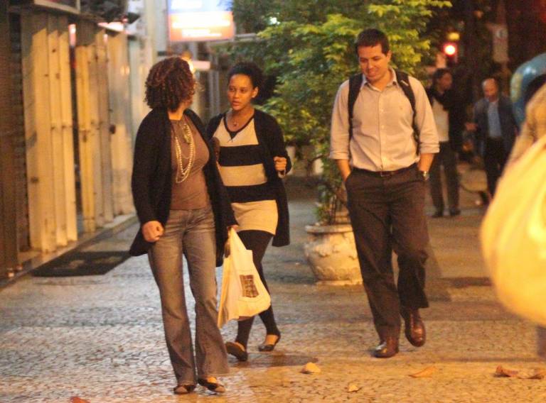 Taís Araújo passeia com amigos no Leblon