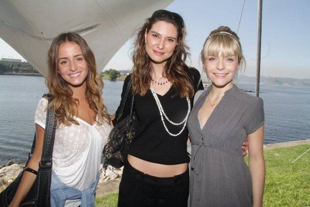 FOTO: Atrizes vão a desfile no Rio