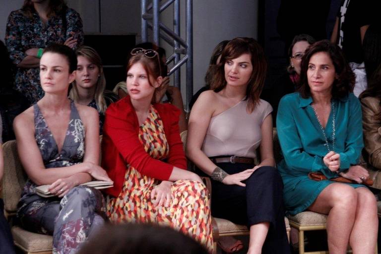 Beldades prestigiam desfile de moda no RJ