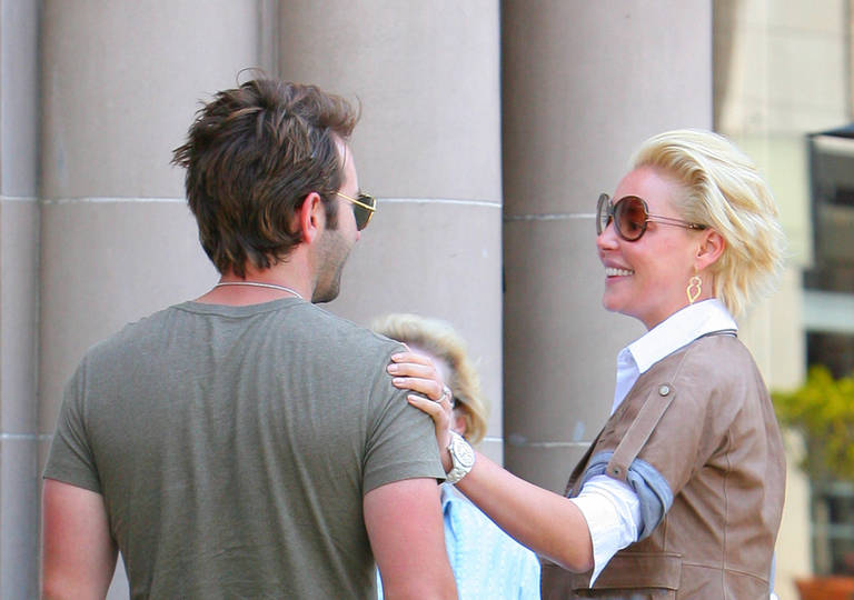 Katherine Heigl desfila cabelos curtos