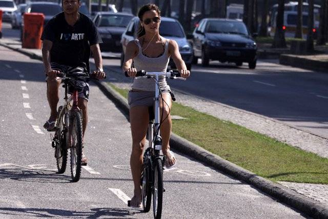 FOTO: Fernanda Freitas pedala pelo Rio