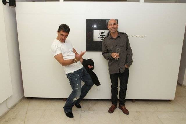 Banderas visita exposição de fotos no Rio