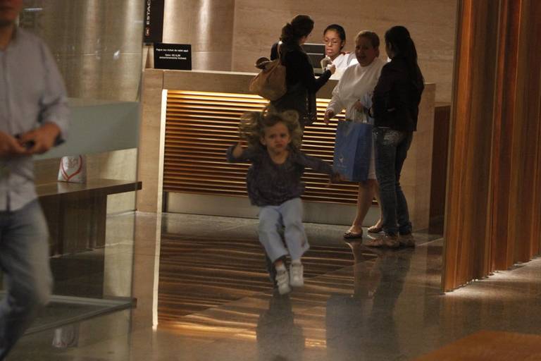 Gabriela Duarte vai às compras com a filha