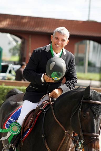 O cavaleiro César Almeida (47), montando o cavalo Vanity Império Egípcio, durante disputa de vaga nos Jogos Pan-Americanos em uma das provas seletivas do CSN Cidade de Curitiba 2011