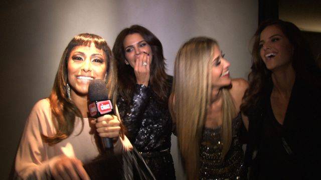 Sabrina ‘brinca’ de repórter da TV Caras