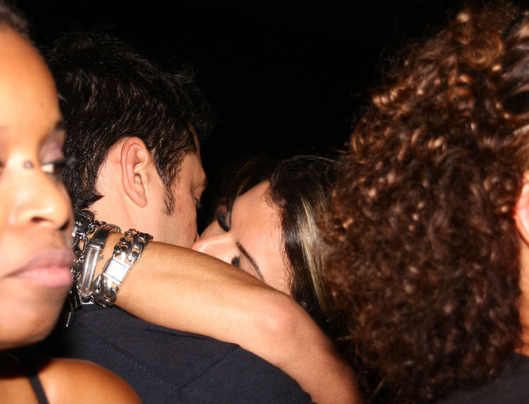 Mirella beija muito no show do ‘Exalta’