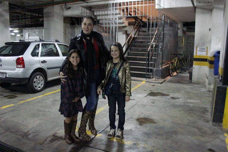 Claudia Raia: fashion com bota de oncinha