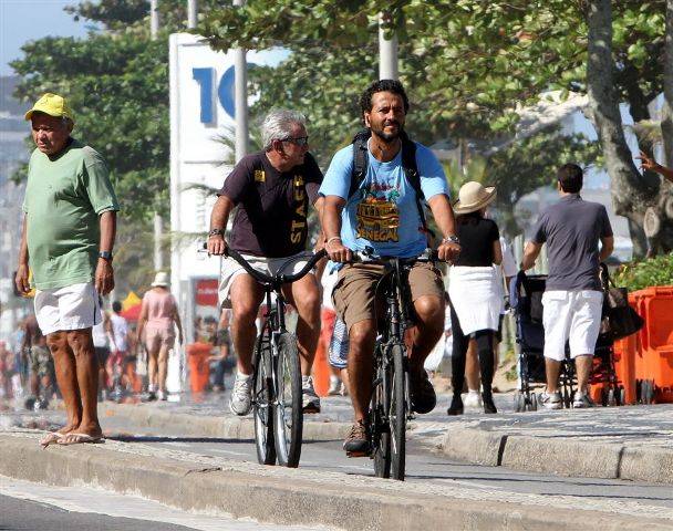 FOTO: Marcos Palmeira pedala no Rio