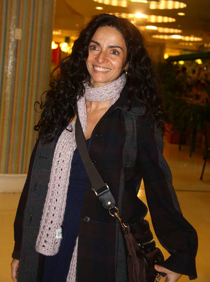 Cláudia Ohana passeia com look de frio