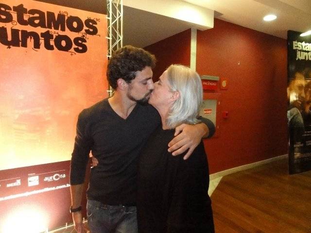 FOTO: Cauã dá selinho em Vera Holtz