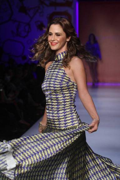 Guilhermina Guinle brilha em desfile no Rio