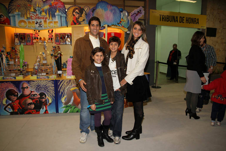 Disney on Ice: Maurício Lima e família