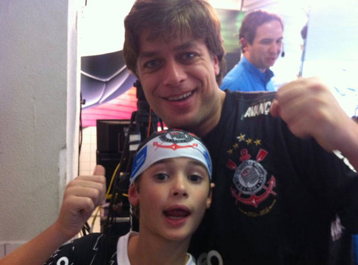 Fabio Assunção leva o filho ao Pacaembu