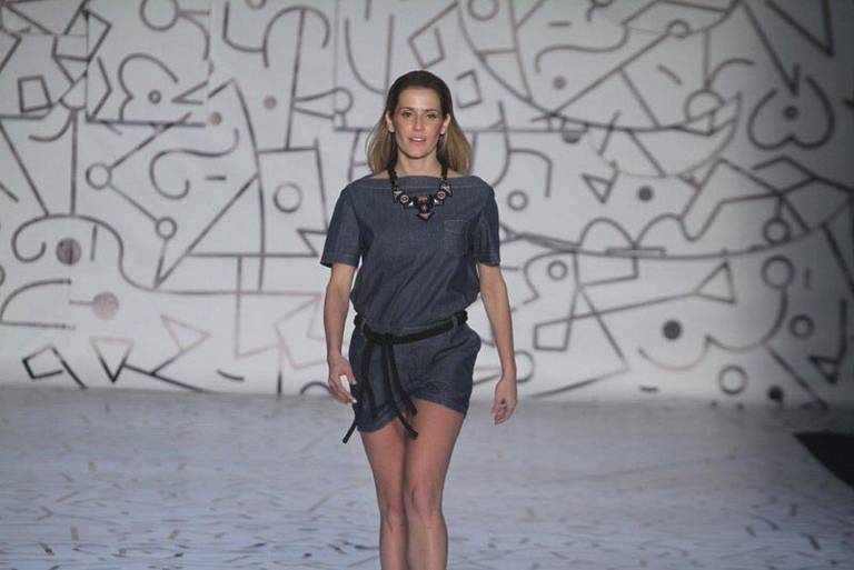 Deborah Secco arrasa no Fashion Rio