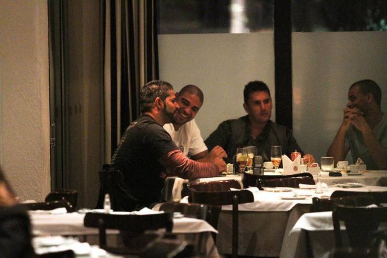 Adriano janta com amigos em SP