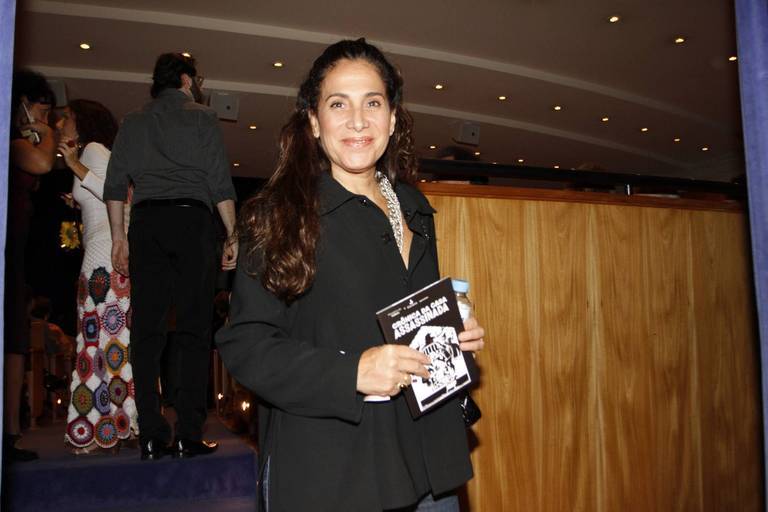 Totia Meirelles muda o look com megahair