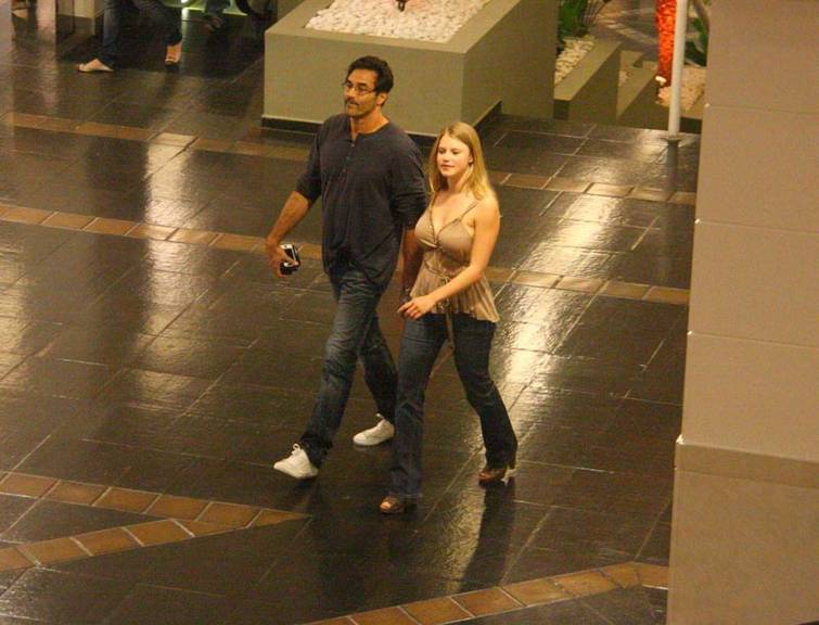 Luciano Szafir e Julia passeiam no Rio