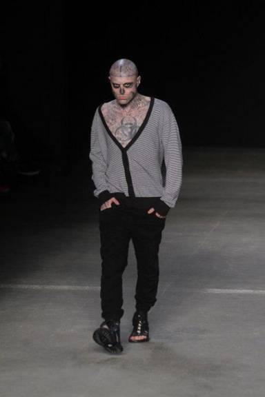 Tatuado do clipe de Gaga no Fashion Rio