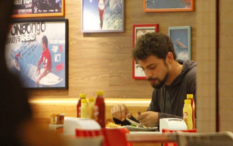 Cauã janta sozinho em lanchonete no Rio
