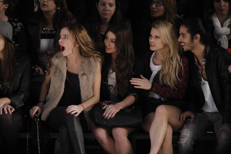 Famosos conferem desfile da Auslander