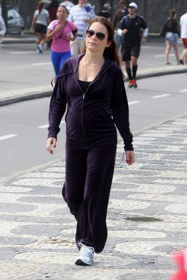 Grávida, Claudia Abreu faz caminhada
