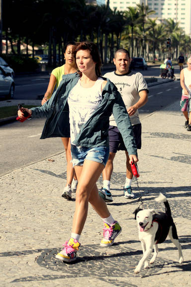 FOTO: Ellen Jabour passeia com cãozinho