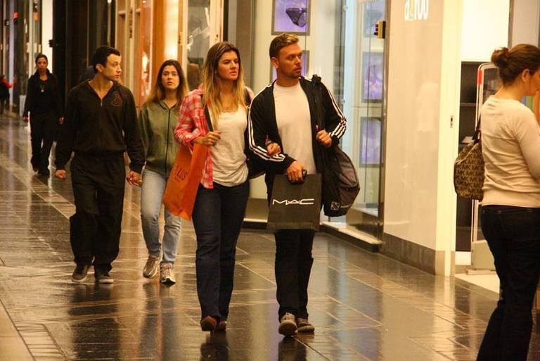 Mirella Santos se esbalda em shopping