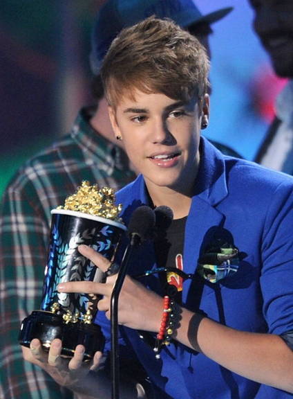 FOTO: Bieber aparece com dois brincos