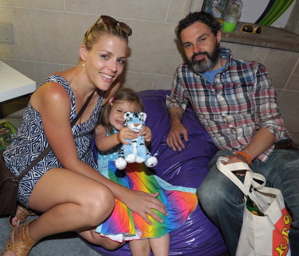 Busy Philipps leva família à festival