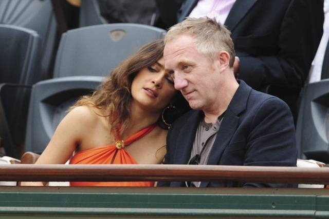 Salma Hayek e marido: carinhos em torneio